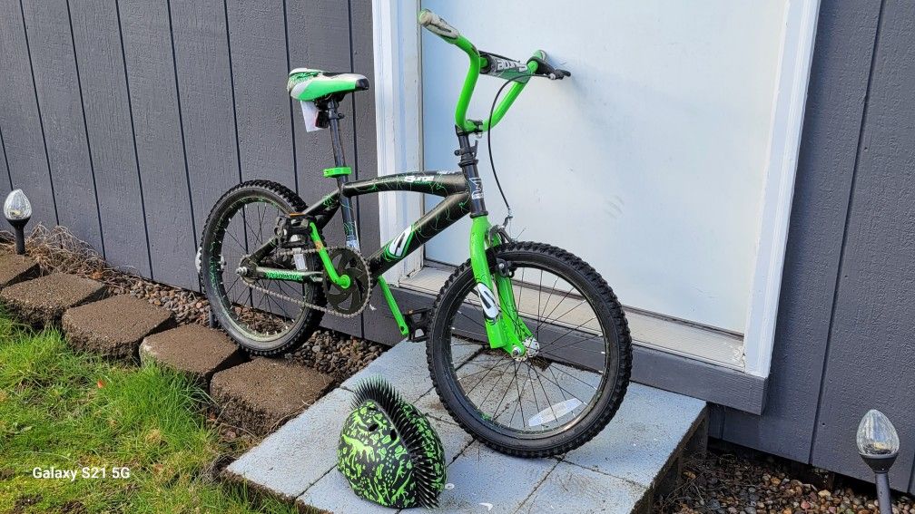 Dynacraft Green Bycicle 18in With Helmet