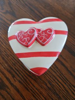 Ceramic heart box jewelry.