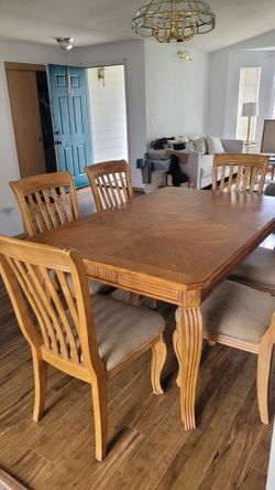 Classic Sturdy Dinning Table