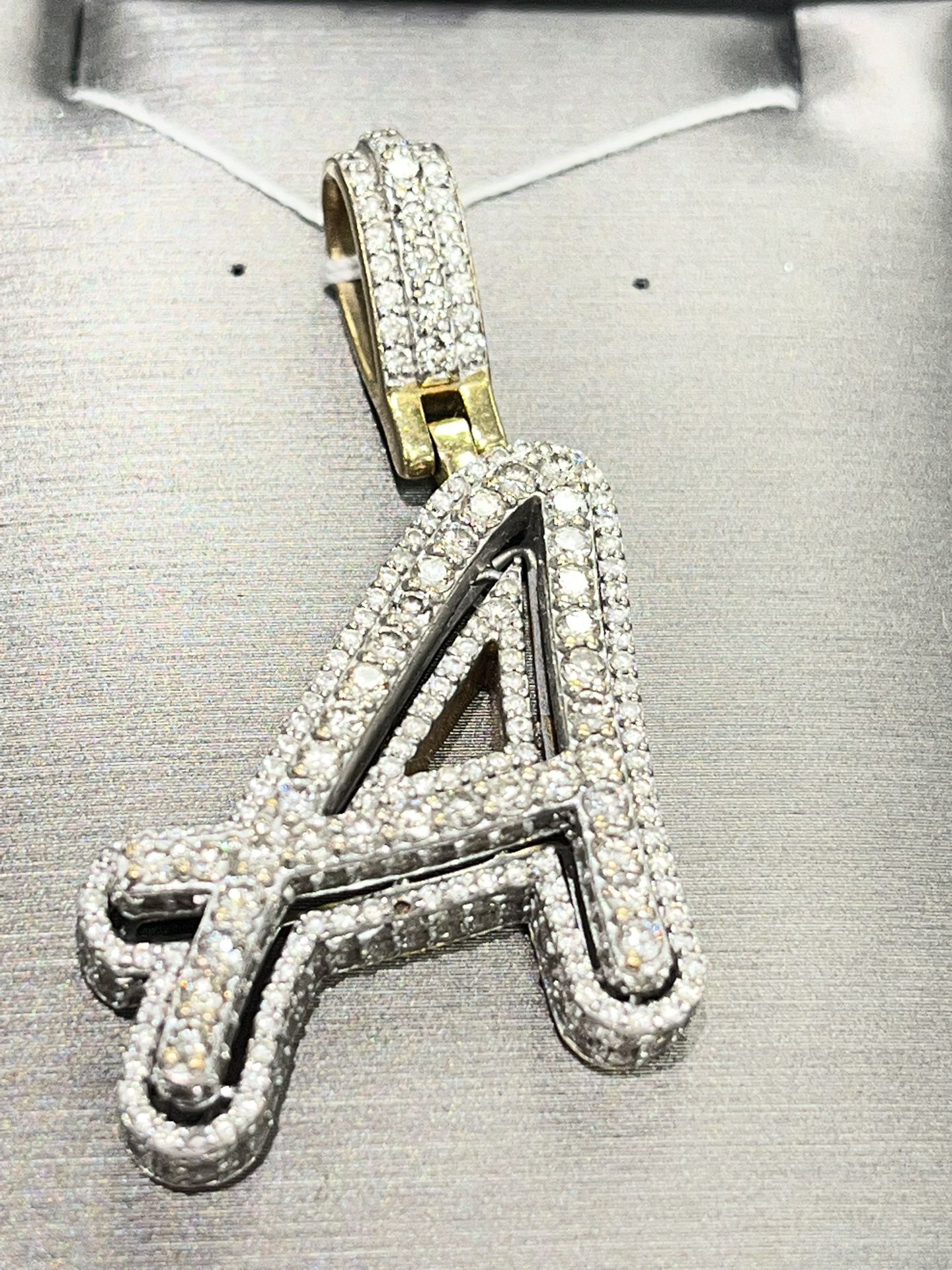A Pendant With Diamonds 10k 12.9 Grams 