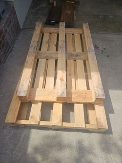 FREE WOOD PALLETS IN PACIFIC BEACH!!!