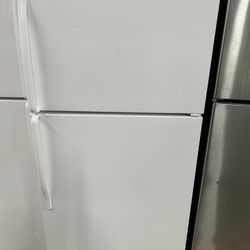 White 18 Cubic Foot Refrigerator 