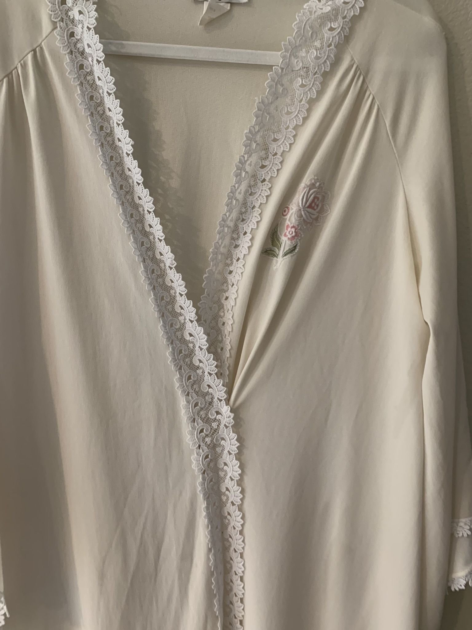 Vintage I. Magnin White W/Lace bridal Nightgown Robe W/embroidered Roses