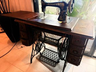 1906 Singer Treadle Sewing Machine.