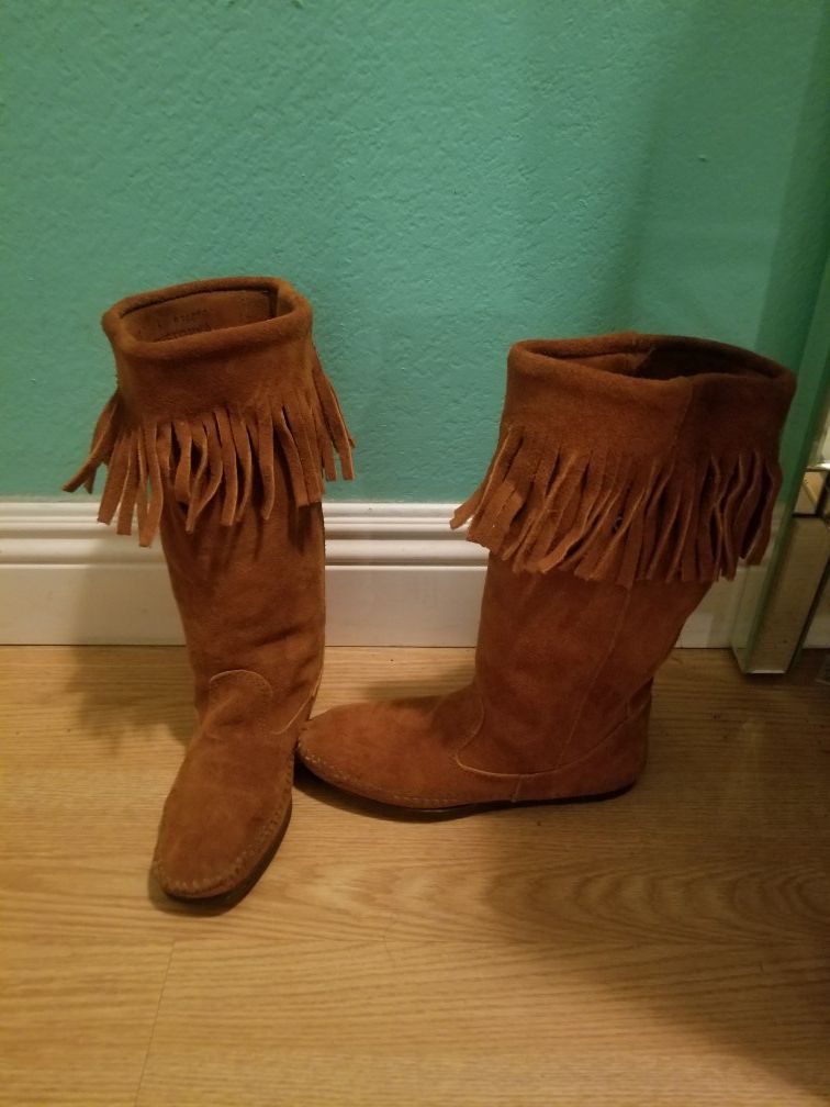 Minnetonka Brown Sueade Boots..Size 5 womens..really cute with Fringe..Like new!