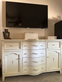 Buffet/Dresser with glass knobs