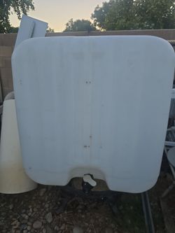 Water tank with bottom pallet