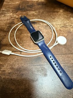 Apple Watch SE + Cable