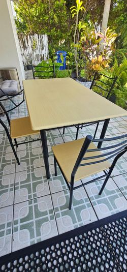 Set of 4 Chairs and dining table. Perfect Condition.