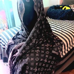 Louis Vuitton Scarf/Shawl/Wrap