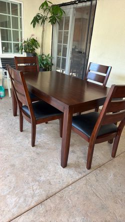 Dining table and 4 Chairs like New