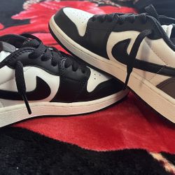 Air jordan 1 Retro low og (GS) Size 4