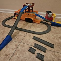 Thomas & Friends Super Cruiser 2-in-1 large vehicle and track set
 With 2 Minis Trains
