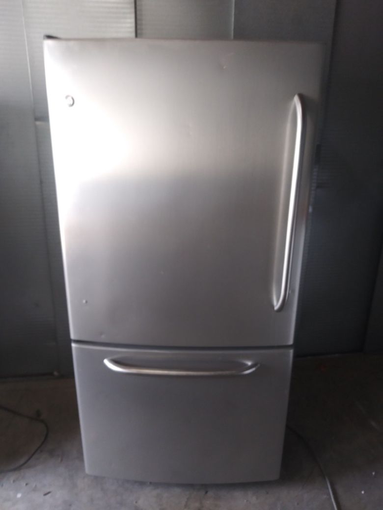General Electric. Bottom freezer full Size refrigerator( (size: 33 w by 30" d by 67"3/4 h (can deliver and install for free#