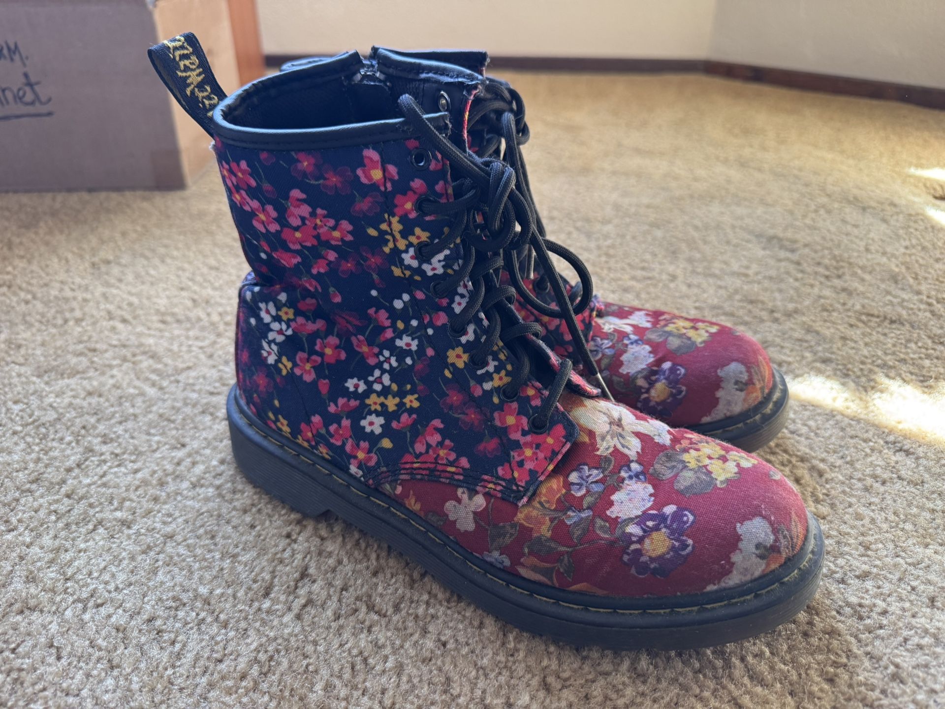 Dr Martens Boots Delaney FC Floral Women’s size 6