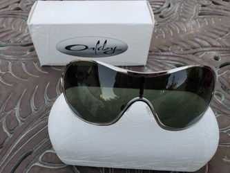 OAKLEY sunglasses NEW