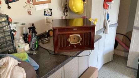 Crosley record player/Am /FM RADIO/