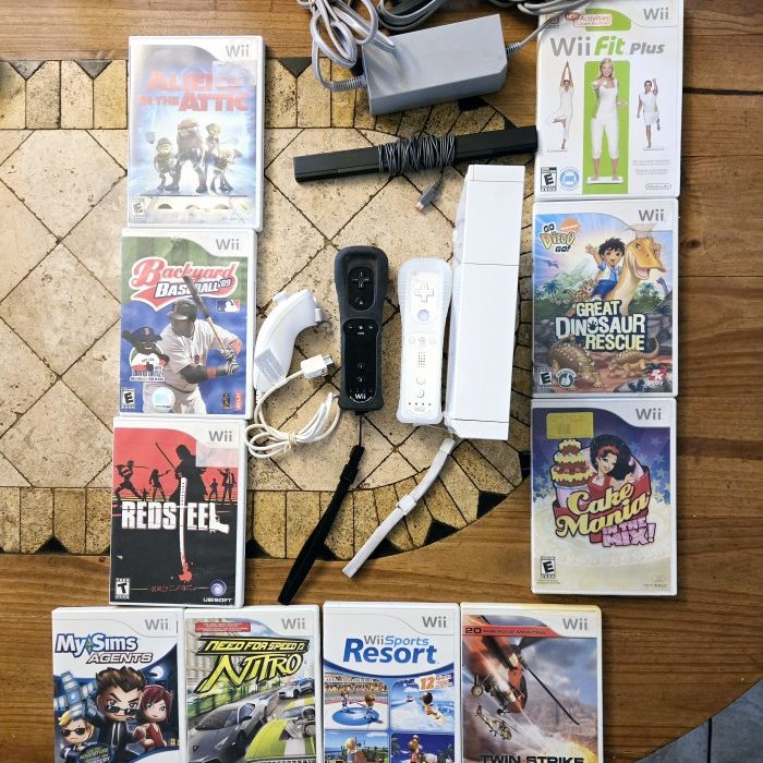 Wii Sports Resort Bundle. 2 MotionPlus Controllers,  Console,  10 Game Lot, Nunchuck Controller