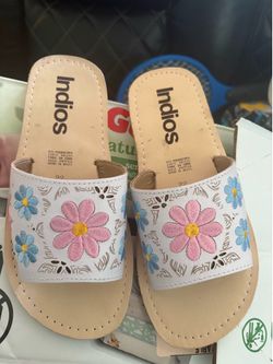 BRAND NEW WOMEN CHANCLAS