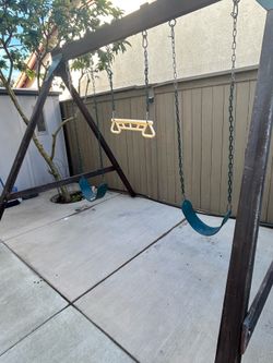 Wood swing set whith traeze bar