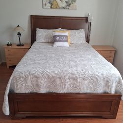 Beautiful Brown Wood Queen Size ( no End Tables)