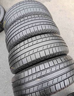 195/65/15 Michelin Selling a set of 4 tires in excellent condition 🫡