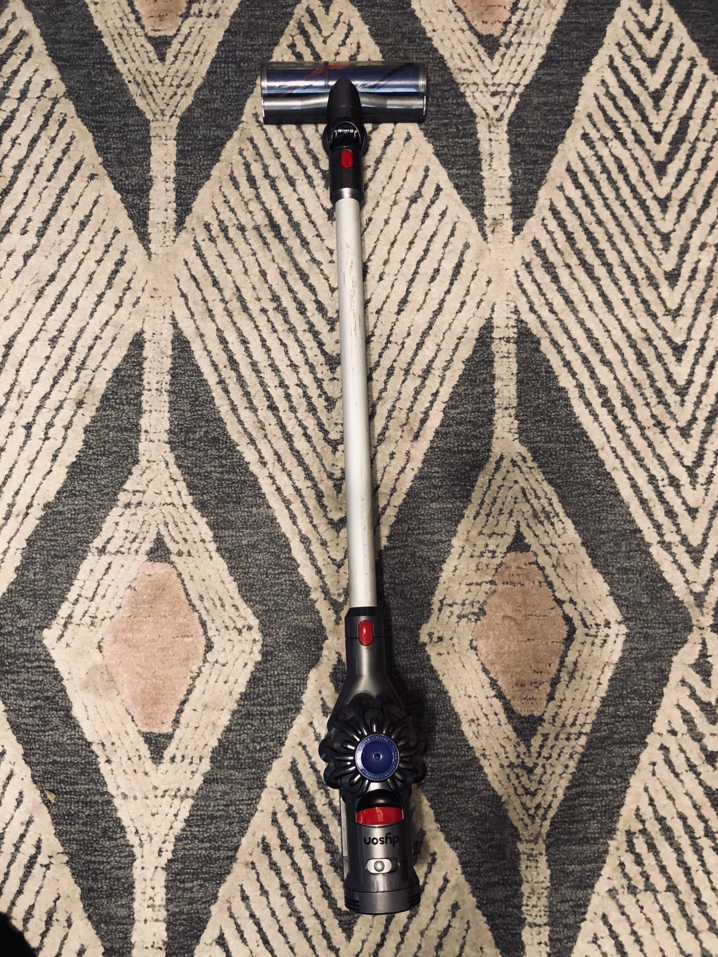 Dyson V7 Motorhead Origin cordless vacuum like new with charger