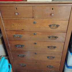 Quata Sawn Antique Chest Of Drawers. Oak In