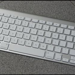 Apple Magic Keyboard (Bluetooth) 