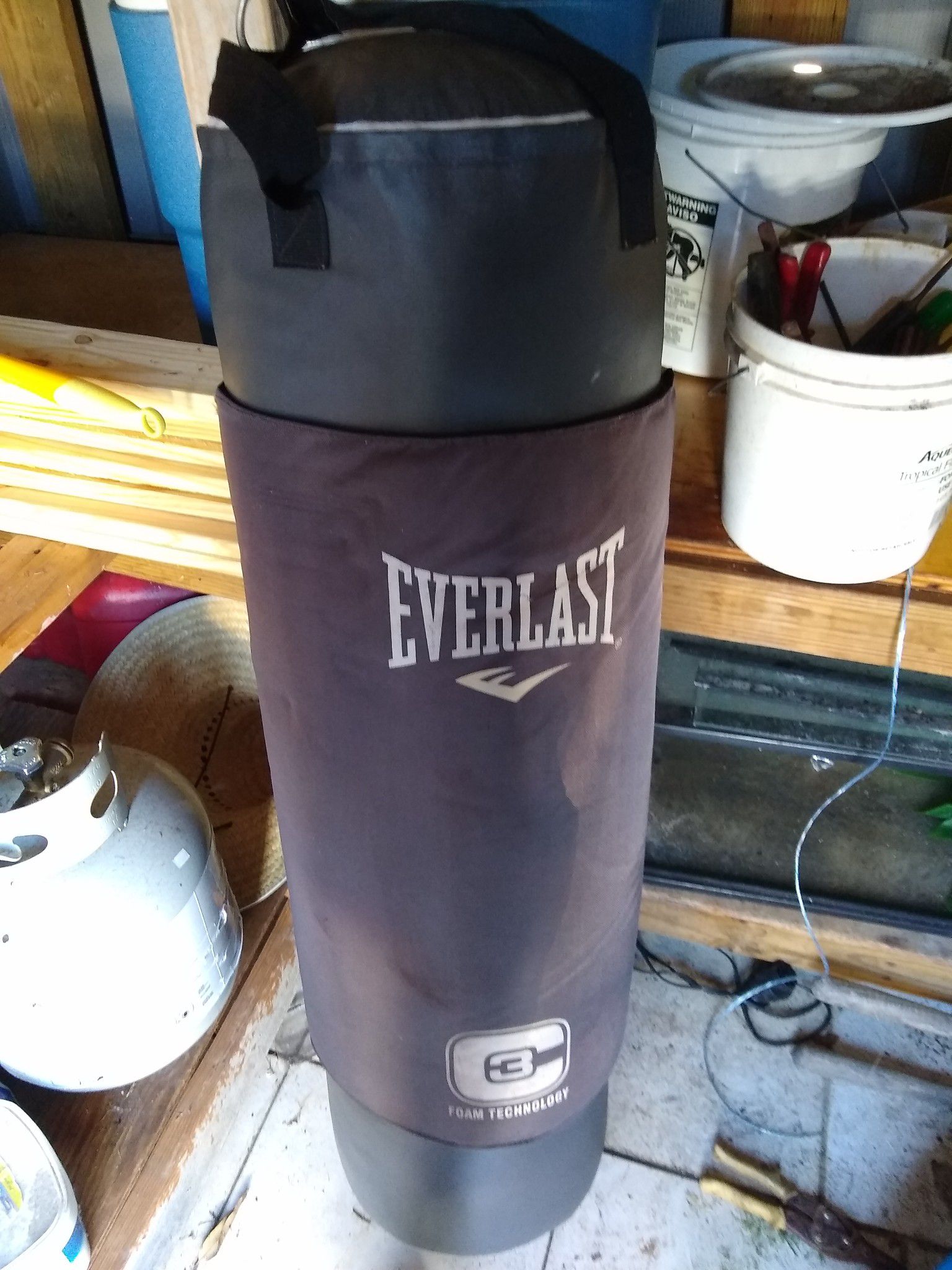 100lb Heavy bag and stand with boxing gloves