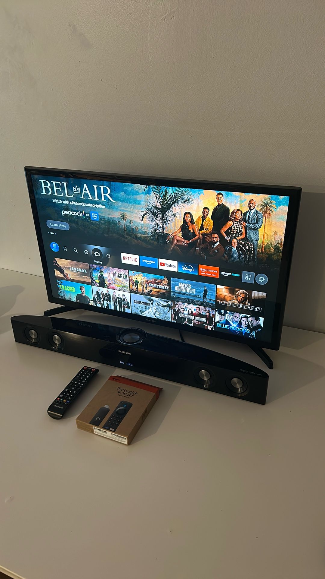 Samsung 32”J4000 HD LCD 4K + Samsung Crystal Surround AirTrac Soundbar With Built-In Subwoofer And Samsung Remote