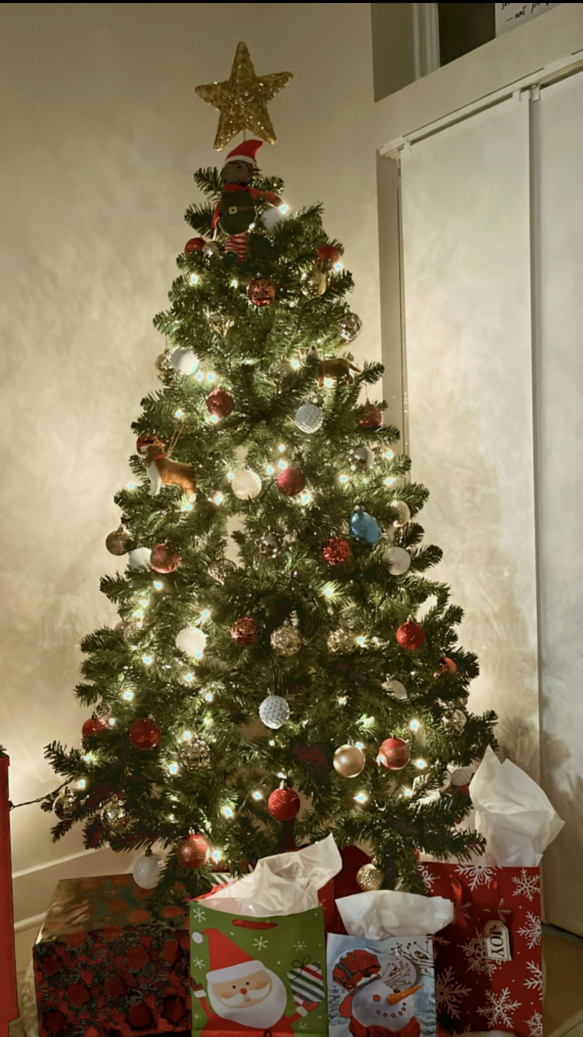 Christmas Tree With Lights And Decor