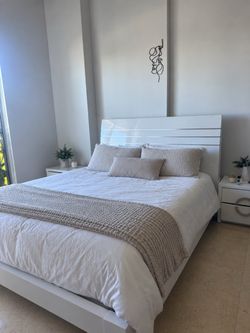 Modern High-Gloss White Queen Bed