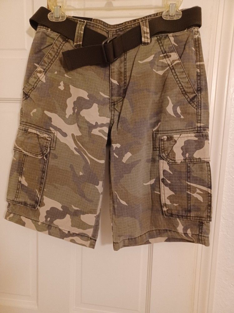 Camouflage Shorts For Men. Waist 26.