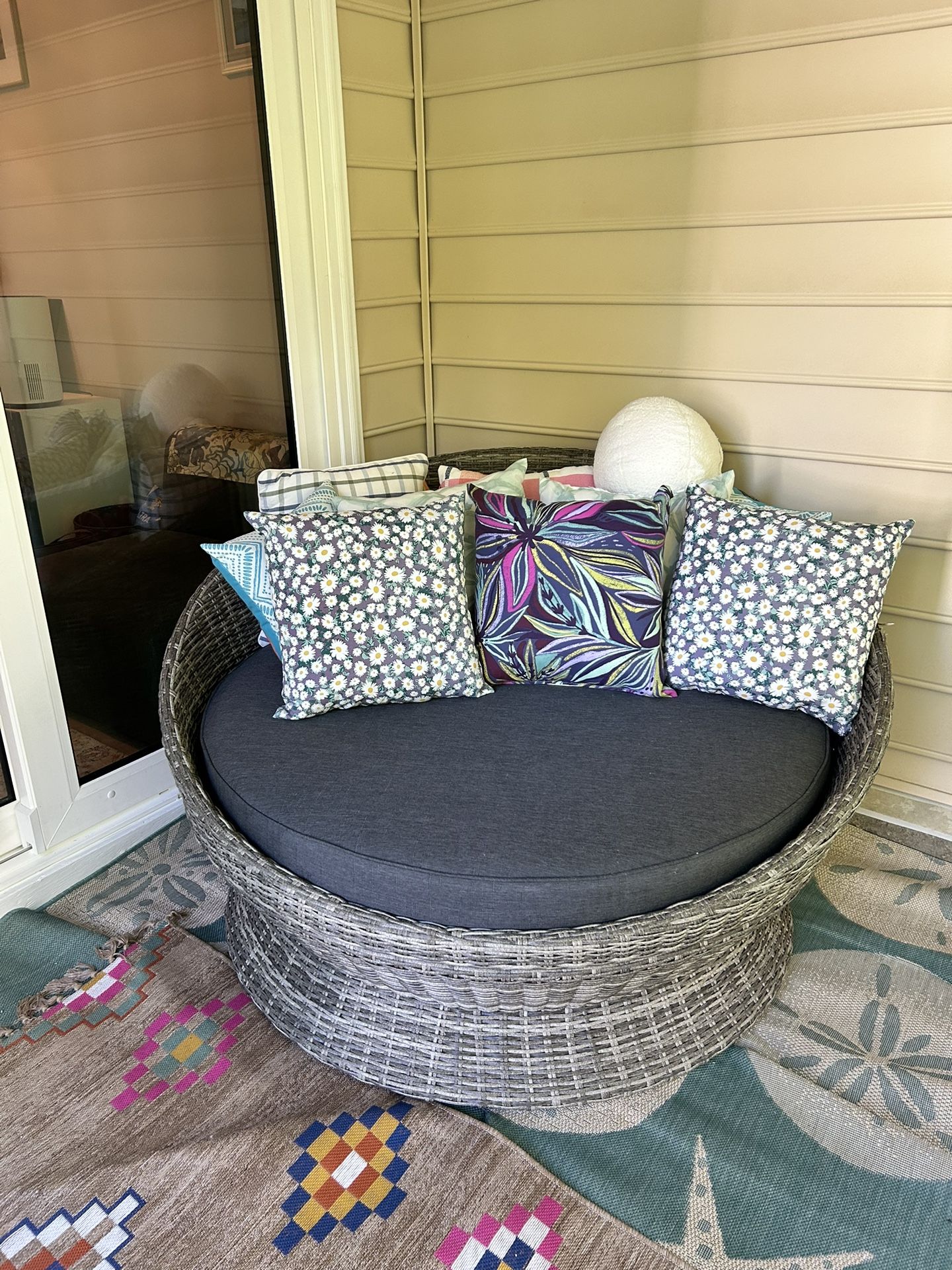 Large Round Wicker Outdoor Sofa/Daybed