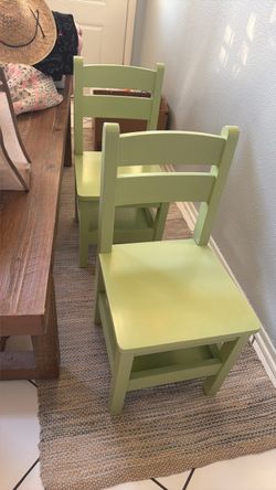 Kids play table & chairs