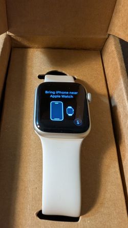 Apple Watch SE 2nd Gen (GPS, 40mm) - Starlight Aluminum Case with Starlight Sport Band, M/L Renewed