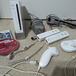 Wii Gaming Bundle 2 Remotes, 2 Games