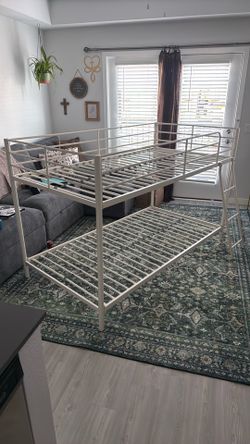 Twin bunk bed
