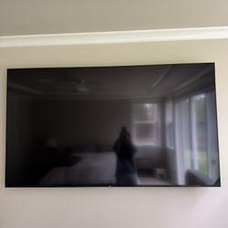 Samsung QLED 82” TV