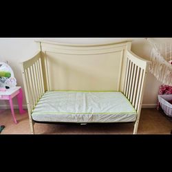 Crib/Toddler Bed With Dresser 