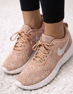 Pink Women’s Light Weight Running Shoes Nikes