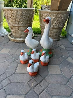 Statue family duck