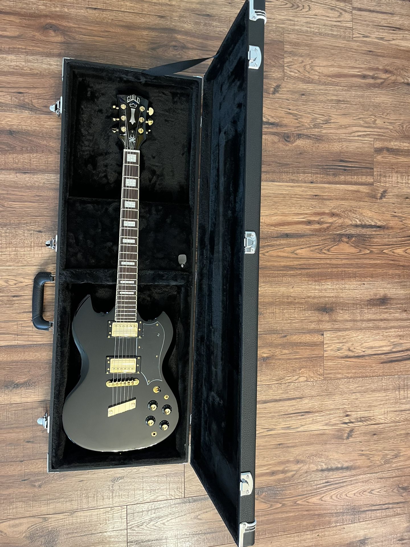 Guild s-100 Kim Thayil signiature model Guitar soundgarden with hardshell case