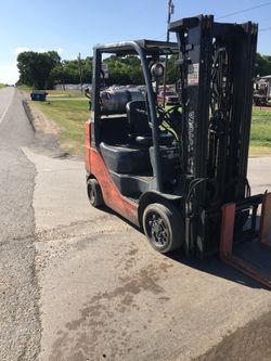 Forklift Toyota 5000 lb triple stage Sade shift