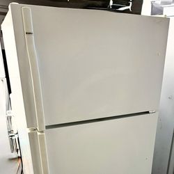  White Kenmore refrigerator. Nice and clean. Runs perfectly. No issues. 28 w 67 h29 1/2d