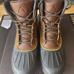 Men’s Nike Woodside II Outdoor Boots, Size 9