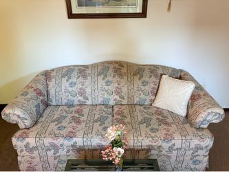 Floral loveseat-excellent condition