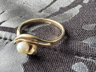 Beautiful 14k gold pearl ring
