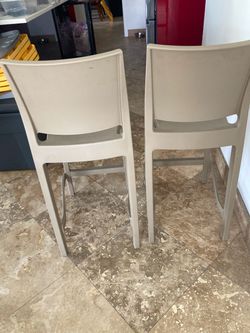PAIR OF 2 Hightop chairs
